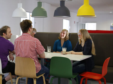 Brainstormings finden bei uns auch gerne mal vor der Kaffeeküche statt.