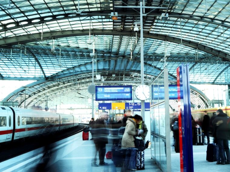 Bahnhof, Zug, Anzeigetafel, Fahrgäste Unsere Kunden unterstützen wir dabei, ihre Fahrgäste optimal von A nach B zu bringen.